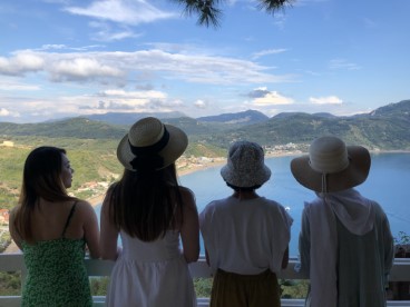 Photo of girls in front of a sea